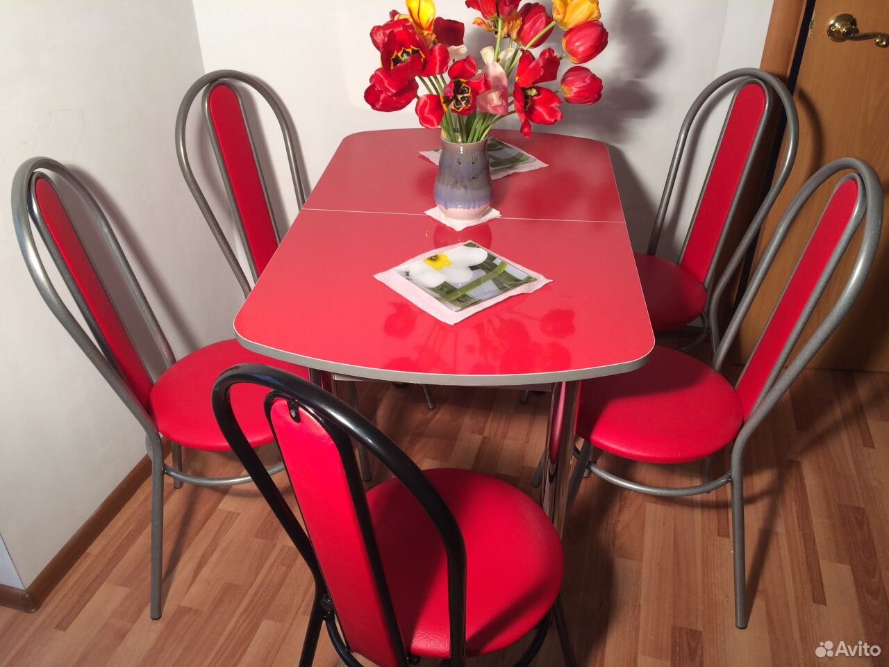 бордовый стол на кухню