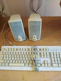 Компьютерные колонки и клавиатура