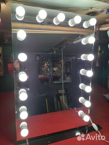 Гримерное зеркало с лампочками