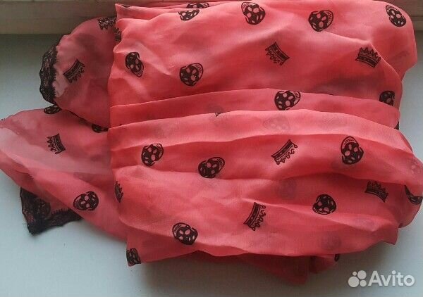 Розовый шарфик с черепами