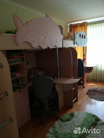 Детский уголок с кроватью, столом и шкафом