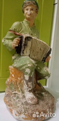 Статуэтка гипсовая солдат с гармошкой. (василий ТЁ