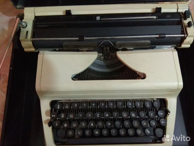 Пишущая машинка СССР в пластиковом боксе Пишущая машинка СССР в пластиковом боксе