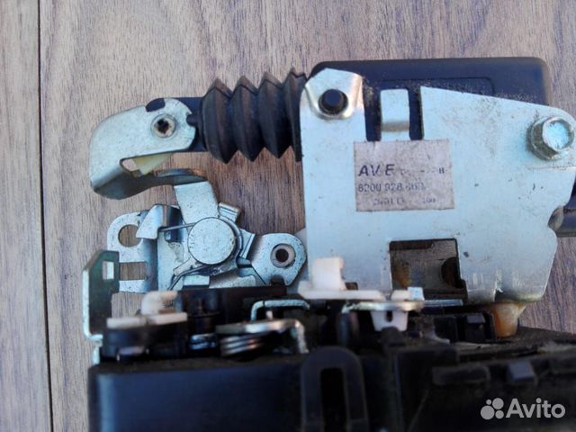 Замок двери передней правой Renault Logan 1