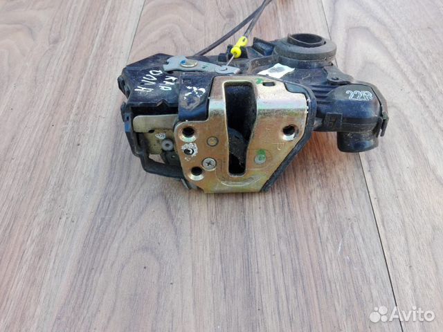 Замок двери правый передний Toyota Corolla E 120