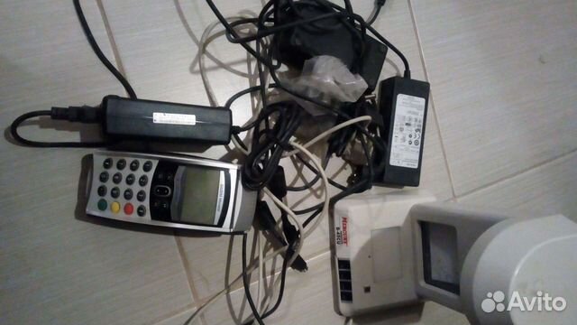 Терминал для оплаты картами. Тюльпаны. Переходники