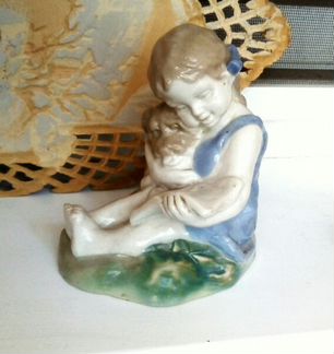 Фарфоровая статуэтка «Девочка с собакой и книгой»