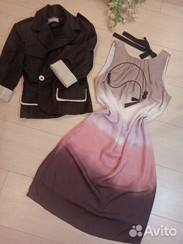 Платье, пиджак и бусы