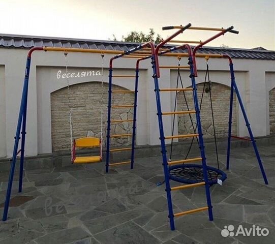 Детская площадка с двумя качелями