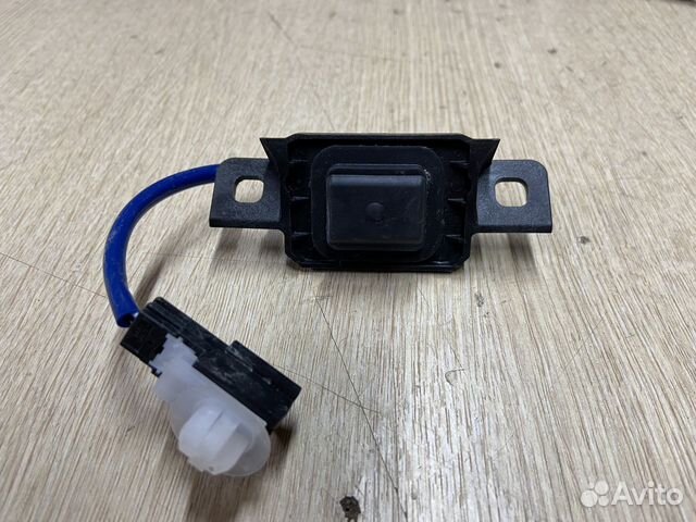 Кнопка открывания багажника Toyota Camry 75