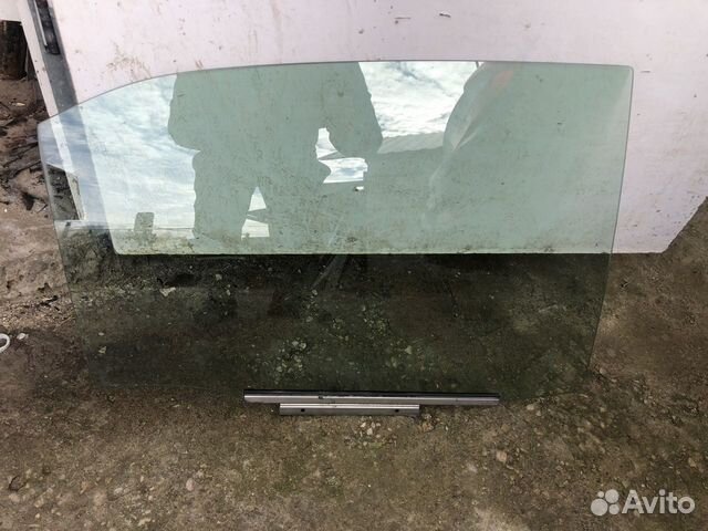 Заднее стекло правой двери камри 40
