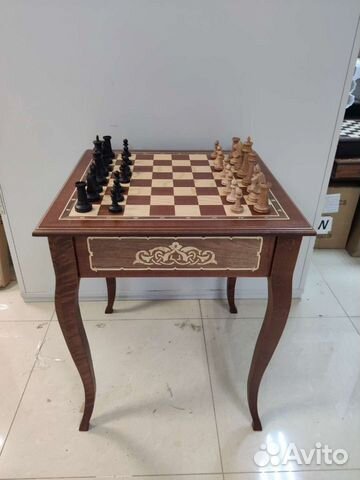 Шахматные стол из красного дерева и бука