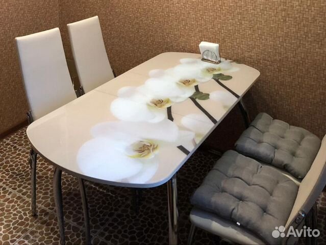 Стол стеклянный с орхидеями кухонный
