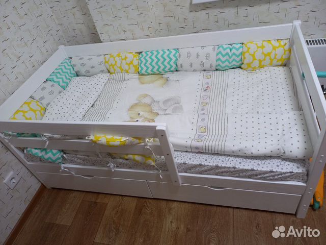 Детская кроватка с бортиками