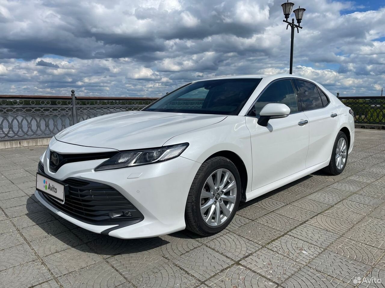 Toyota Camry 2019 белый перламутр