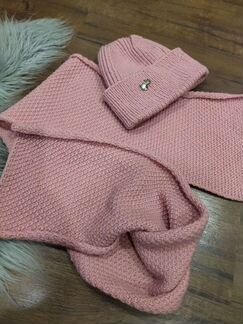 Вязаные женская шапка и шарф