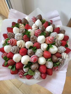 Вкусные букеты с клубникой в бельгийском шоколаде