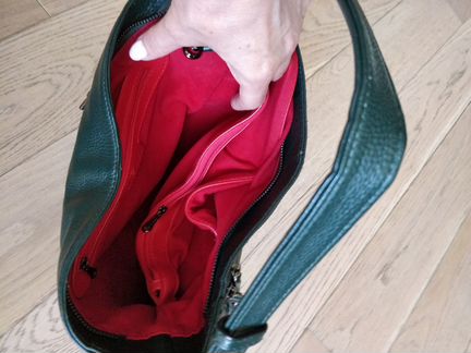 Вместительная зелёная сумка с множеством карманов