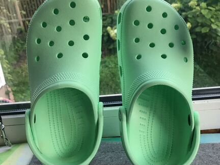 Кроксы ориг Crocs m7w9 электрик ментол