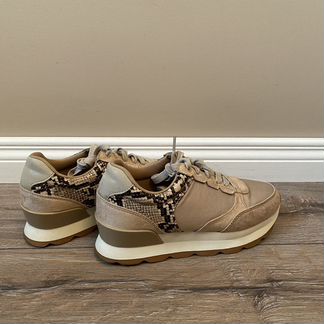 Женские кроссовки