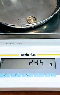 Золотое высокопробное кольцо с камнями Сваровски