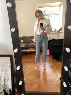 Модные джинсы с разрезами и цепочкой