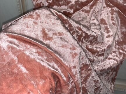 Розовое бархатное платье с футболкой H&M