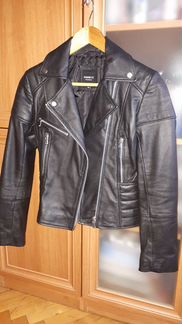 Короткая куртка из кожи чёрного цвета