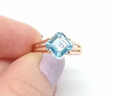 Золотое Кольцо с Природным Голубым Топазом