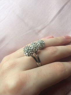 Серебряное кольцо с камнями Swarovski