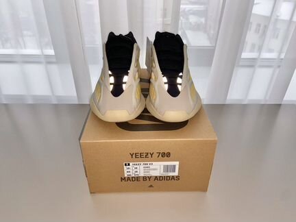 Yeezy 700v3 Safflower 10.5 us оригинал