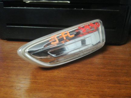 Поворотник В крыло левый Opel Astra J P10