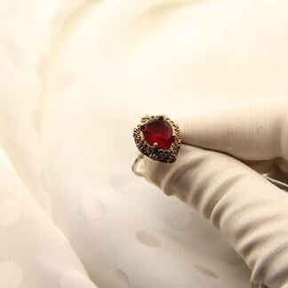 Кольцо (серебро, рубин, топазы, изумруды)