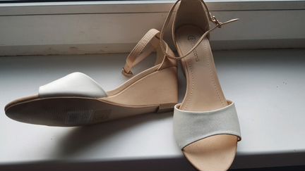 Босоножки женские на танкетке 39. Новые