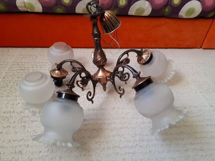 Люстра на 5 лампочек с плафонами