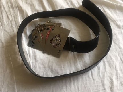 Ремень с пряжкой в виде карт
