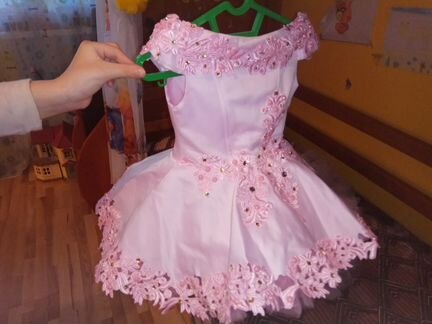 Розовое платье