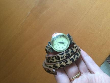 Часы на длинном ремешке новые