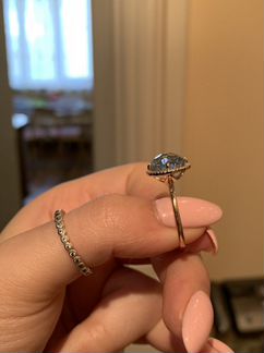 Продаю золотое кольцо с бриллиантами