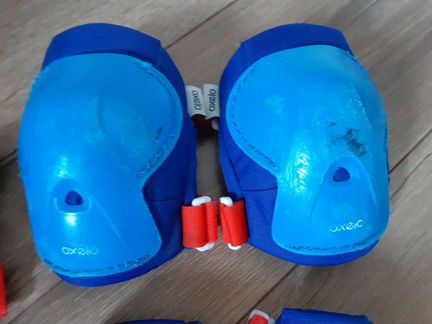 Роликовые коньки, защита и шлем