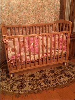 Детская кроватка с механизмом качания