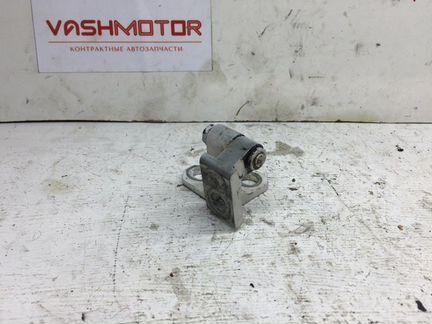 Петля двери передняя левая Volkswagen Passat B7