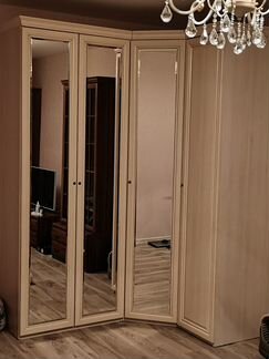 Шкаф угловой, 4-х дверный, распашной. Цвет молочны