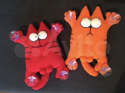 Кот Саймон на присосках в машину