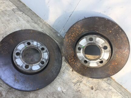 Тормозные диски передние 4A0615301C VW Passat B5