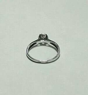 Золотое кольцо с бриллиантом